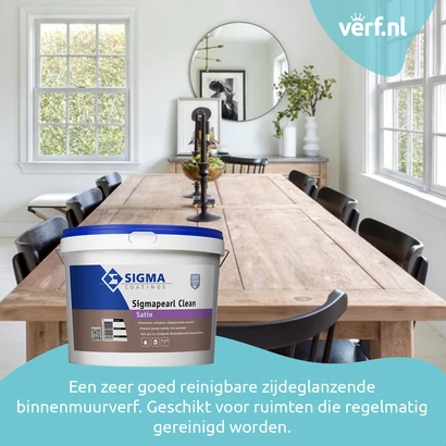Eetkamer met houten tafel en zwarte stoelen, met Sigma Sigmapearl Clean Satin muurverf-emmer op de voorgrond.