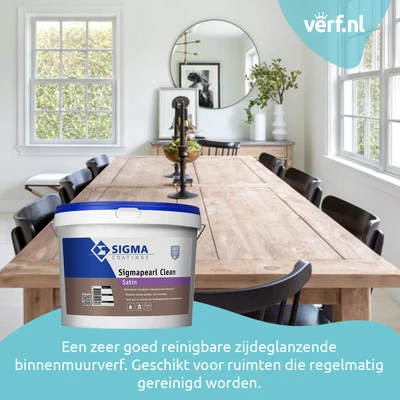 Eetkamer met houten tafel en zwarte stoelen, met Sigma Sigmapearl Clean Satin muurverf-emmer op de voorgrond.