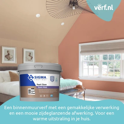 Sfeervol ingerichte slaapkamer met warme perzikkleurige muren en beige plafond. Een groot raam laat veel daglicht binnen. Op de voorgrond staat een emmer Sigma Coatings Pearl Clean Semi-Matt. Onder in beeld staat de tekst: "Een binnenmuurverf met een gema