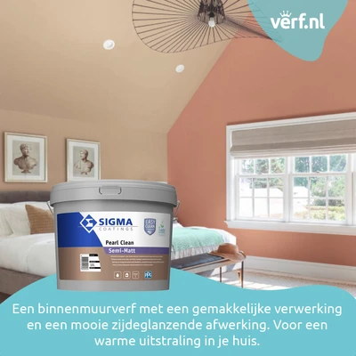 Sfeervol ingerichte slaapkamer met warme perzikkleurige muren en beige plafond. Een groot raam laat veel daglicht binnen. Op de voorgrond staat een emmer Sigma Coatings Pearl Clean Semi-Matt. Onder in beeld staat de tekst: "Een binnenmuurverf met een gema