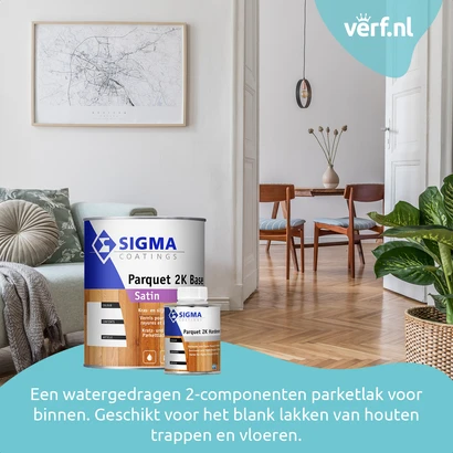 Sfeervol interieur van een woning met een visgraat houten vloer. Op de voorgrond een mintgroene bank met sierkussens, op de achtergrond een eethoek met houten stoelen en een ronde tafel. Op de muur hangt een ingelijste stadskaart. Op de voorgrond staan tw