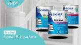 Blikken Sigma S2U Nova Primer, Satin en Gloss zwevend voor een wit geschilderde trap.