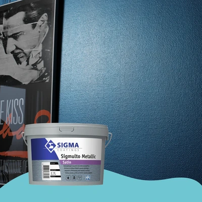 Een muur geschilderd in een diepblauwe metallic tint met een zijdeglanzende structuur. Links is een zwart-wit poster zichtbaar. Onderaan staat een emmer Sigma Sigmulto Metallic Satin afgebeeld, een decoratieve metallic muurverf.