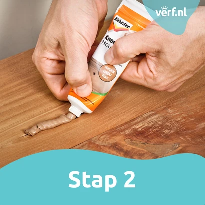 Stap 2: Kneedbaar Hout in kleur Teak wordt aangebracht in de scheur.