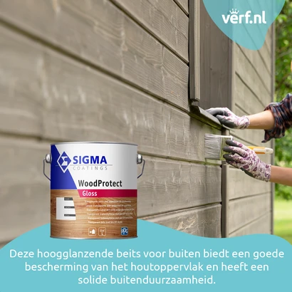 Persoon met handschoenen brengt met een kwast Sigma WoodProtect Gloss aan op houten schutting buiten, met een blik beits op de voorgrond.