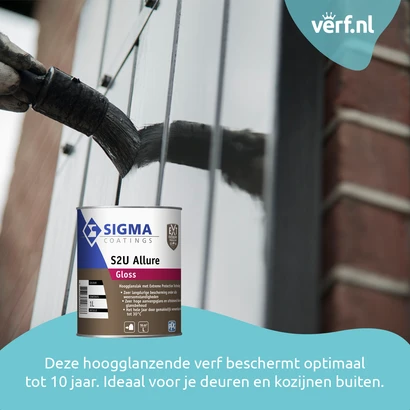Buitendeur wordt geschilderd in een donkergrijze kleur met de Sigma S2U Allure Gloss verf. Op de voorgrond zie je een 1 liter blik van de S2U Allure Gloss met de tekst:"Deze hoogglanzende verf beschermt optimaal tot 10 jaar. Ideaal voor je deuren en kozij