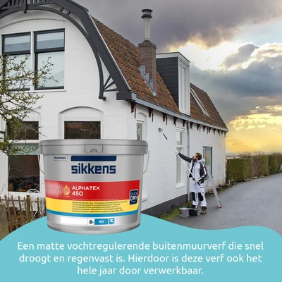 Schilder werkt aan de gevel van een wit huis met rode dakpannen bij een bewolkte lucht. Op de voorgrond staat een emmer Sikkens Alphatex 4SO, een matte buitenmuurverf die snel droogt en regenbestendig is. Geschikt voor verwerking in alle seizoenen.