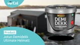 Emmer Jotun Demidekk Ultimate Helmatt tegen de achtergrond van een zwart houten huis aan het water. Linksboven staat het Verf.nl-logo en linksonder de productnaam in een blauwe balk.