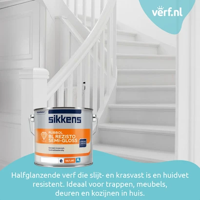 Witte houten trap met op de voorgrond een blik Sikkens Rubbol BL Rezisto Semi-Gloss verf. Tekst: Halfglanzende verf die slijtvast, krasvast en huidvetresistent is. Ideaal voor trappen, meubels, deuren en kozijnen in huis.