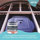 Een voordeur en kozijnen geschilderd met Sikkens Rubbol XD High Gloss hoogglanslak. Op de voorgrond staat een blik van het product, met rechtsboven het logo van Verf.nl en onderaan de tekst: “Deze hoogglanzende verf beschermt optimaal tot 10 jaar. Ideaal voor je deuren en kozijnen buiten.”