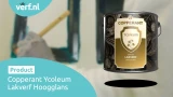 Copperant Ycoleum Lakverf Hoogglans verfblik op de voorgrond, met op de achtergrond een schilder die een raamkozijn schildert met een kwast.