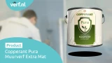 Een blik Copperant Pura Muurverf Extra Mat met op de achtergrond een schilder die een muur verft met een roller en deze muurverf.