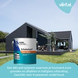 Donker geschilderd modern houten huis met tuin en terras. Op de voorgrond staat een blik Sigma Schakelverf Semi-Gloss. De tekst beschrijft het product als een één-pot-systeem voor gronden en aflakken in halfglans, geschikt voor 4-seizoenen onderhoud. Rech