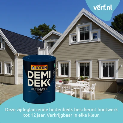 Lichtbruin houten huis met witte kozijnen en een donkerblauw dak, geschilderd met Jotun Demidekk Ultimate Tackfarg. Op de voorgrond staat een blik van deze zijdeglanzende buitenbeits. Rechtsboven het Verf.nl-logo en onderaan de tekst: “Deze zijdeglanzende