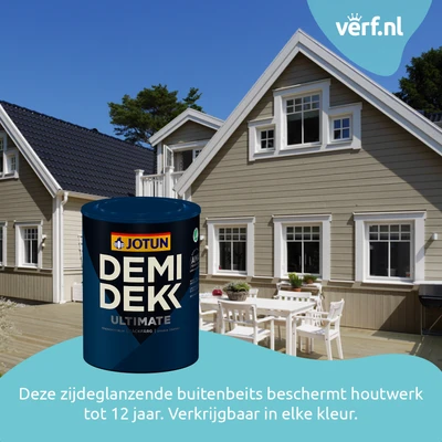 Lichtbruin houten huis met witte kozijnen en een donkerblauw dak, geschilderd met Jotun Demidekk Ultimate Tackfarg. Op de voorgrond staat een blik van deze zijdeglanzende buitenbeits. Rechtsboven het Verf.nl-logo en onderaan de tekst: “Deze zijdeglanzende