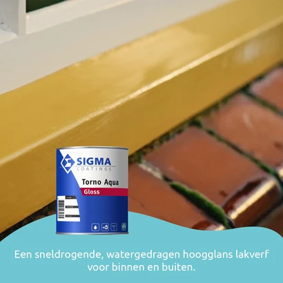 Hoogglans geel geschilderde vensterbank buiten, afgewerkt met Sigma Torno Aqua Gloss lakverf. Op de voorgrond staat een blik van de lakverf, geschikt voor binnen- en buitengebruik.
