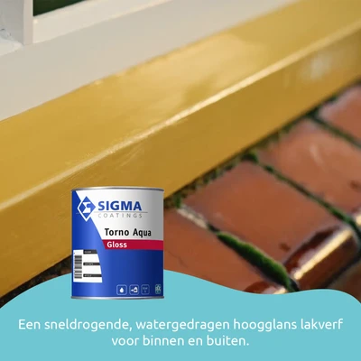Hoogglans geel geschilderde vensterbank buiten, afgewerkt met Sigma Torno Aqua Gloss lakverf. Op de voorgrond staat een blik van de lakverf, geschikt voor binnen- en buitengebruik.