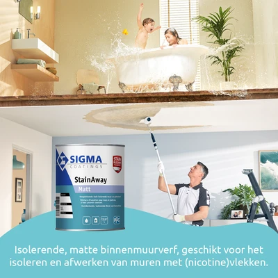 Een man werkt een watervlek op het plafond weg met Sigma StainAway muurverf. Boven hem spelen kinderen in een overstromend bad, wat de oorzaak van de vlek lijkt. Onderaan staat een blik Sigma StainAway Matt, een isolerende muurverf tegen o.a. vocht- en ni