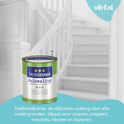 Witte houten trap en balustrade in een strak interieur, geschilderd met Trestjerner Gulvmaling. Op de voorgrond staat een blik van deze vloercoating. Rechtsboven is het Verf.nl-logo zichtbaar en onderaan de tekst: “Dekkende kras- en slijtvaste coating voo
