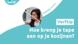 Nathalie de styliste plakt tape op een kozijn.