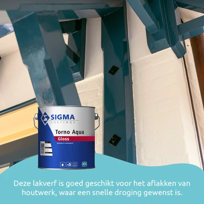 Hoogglans blauw geschilderd houten constructiedetail met op de voorgrond een blik Sigma Torno Aqua Gloss lakverf, geschikt voor snel drogend schilderwerk op hout.