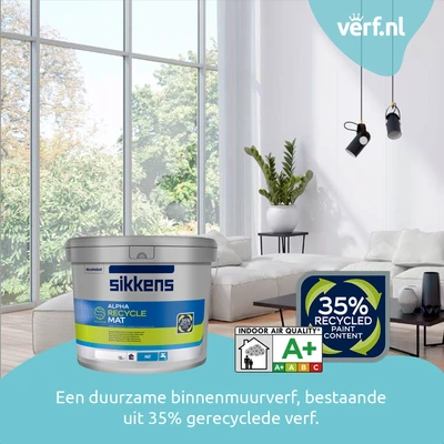 Woonkamer met grote ramen en veel lichtinval, voorzien van duurzaam geschilderde muren. Op de voorgrond een emmer Sikkens Alpha Recycle Mat, een matte binnenmuurverf die voor 35% uit gerecyclede verf bestaat, met A+ label voor binnenluchtkwaliteit.