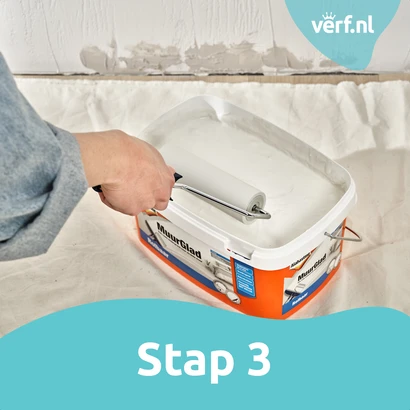 Stap 3: Oprollen van MuurGlad op een roller vanuit de emmer.
