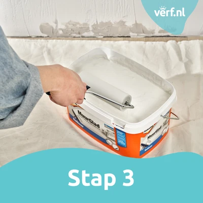 Stap 3: Oprollen van MuurGlad op een roller vanuit de emmer.