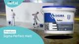 Een emmer Sigma Perfect Matt muurverf met op de achtergrond twee schilders die een witte muur rollen, wat de professionele toepassing en egale dekking van het product benadrukt.