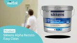 Een emmer Sikkens Alpha Rezisto Easy Clean met op de achtergrond een schilder die een muur verft met deze goed reinigbare, matte muurverf. Linksboven staat het Verf.nl-logo en linksonder de productnaam in een blauwe balk.