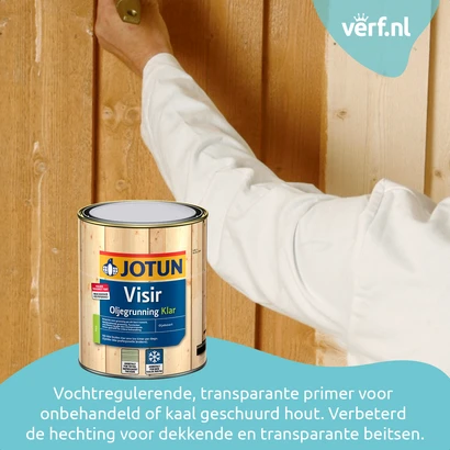Iemand brengt een transparante primer aan op een verticale houten gevel met een kwast. Op de voorgrond staat een blik Jotun Visir Oljegrunning Klar. Rechtsboven is het logo van Verf.nl zichtbaar en onderaan de tekst: "Vochtregulerende, transparante primer
