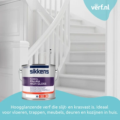 Witte houten trap met op de voorgrond een blik Sikkens Rubbol Finura High Gloss verf. Tekst: Hoogglanzende verf die slijtvast en krasvast is. Ideaal voor vloeren, trappen, meubels, deuren en kozijnen in huis.