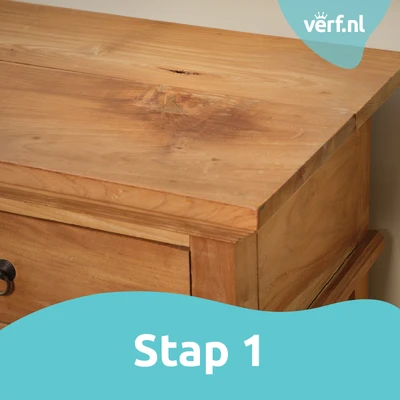 Stap 1: Onbehandeld houten meubel met beschadiging.