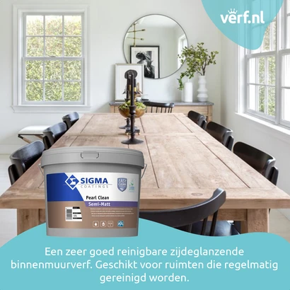 Licht en modern ingerichte eetkamer met een lange houten eettafel en zwarte stoelen. Op de muur hangt een ronde spiegel en er is veel daglicht door de ramen. Op de voorgrond staat een emmer Sigma Coatings Pearl Clean Semi-Matt. Onder in beeld staat de tek