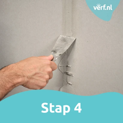 Stap 4: Naden worden gladgestreken met een plamuurmes.