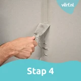 Stap 4: Naden worden gladgestreken met een plamuurmes.