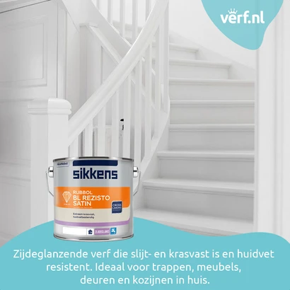 Sikkens Rubbol BL Rezisto Satin gebruikt op een witte trap, krasvaste en huidvetbestendige zijdeglanslak voor binnenhoutwerk.