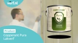Een blik Copperant Pura Lakverf Hoogglans met op de achtergrond een persoon die zijn houtwerk schildert met deze verf.