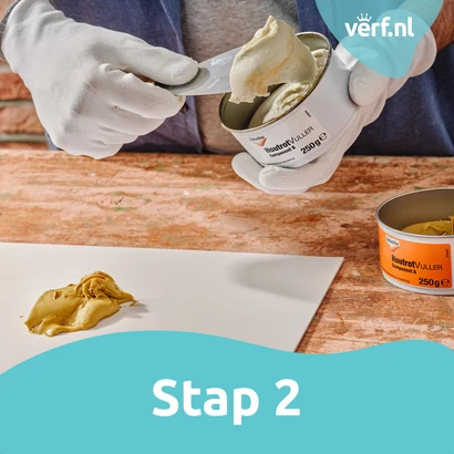 Stap 2: Mengen van de twee componenten van Alabastine Houtrotvuller op een werkblad.