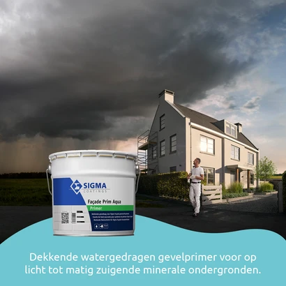 Schilder loopt voor een moderne woning onder een dreigende lucht met donkere regenwolken. Op de voorgrond staat een emmer Sigma Façade Prim Aqua. Onderin de tekst: "Dekkende watergedragen gevelprimer voor op licht tot matig zuigende minerale ondergronden.