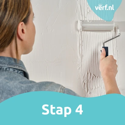 Stap 4: Aanbrengen van MuurGlad met een roller op de muur.