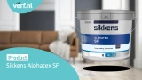 Een emmer Sikkens Alphatex SF muurverf met op de achtergrond een moderne woonkamer die geschilderd is met deze verf.