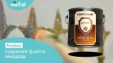 Een blik Copperant Quattro Metaallak UV+ op de voorgrond, met op de achtergrond een persoon die een metalen hek schildert met een kwast.