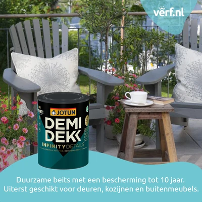 Twee grijze houten tuinstoelen met sierkussens op een terras, omringd door bloemen en planten. Op de voorgrond een blik Jotun Demidekk Infinity Details beits met het logo van Verf.nl en de tekst: “Duurzame beits met een bescherming tot 10 jaar. Uiterst ge