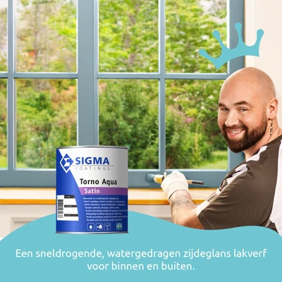 Schilder werkt met een glimlach aan een blauw raamkozijn met Sigma Torno Aqua Satin lakverf. Op de voorgrond staat een blik van deze watergedragen, sneldrogende zijdeglansverf.
