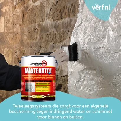 Zinsser WaterTite vochtwerende verf wordt aangebracht op een poreuze stenen muur ter bescherming tegen vocht en schimmel, geschikt voor binnen en buiten.