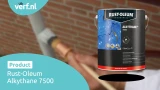 Een persoon schildert een metalen buis met een kwast voor een bakstenen muur. Op de voorgrond is een blik Rust-Oleum Alkythane 7500 zichtbaar. Linksboven het logo van Verf.nl en linksonder de tekst: "Rust-Oleum Alkythane 7500."