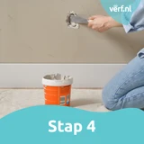 Stap 4: Gat vullen: Iemand brengt het vulmiddel aan in het gat met een plamuurmes, terwijl de pot Alabastine Grote Gaten Vuller open naast hen staat.