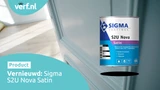 Blik Sigma S2U Nova Satin voorzijde in beeld, met producteigenschappen zoals huidvetresistentie en krasvastheid, op de achtergrond een strak geschilderd paneel binnendeur.