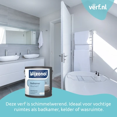 Moderne witte badkamer met bad, dubbele wastafel en een blik Wijzonol Badkamer Muurverf op de voorgrond.